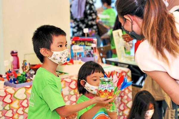 年轻的企业家在吉隆坡儿童商业博览会学习生活技能
