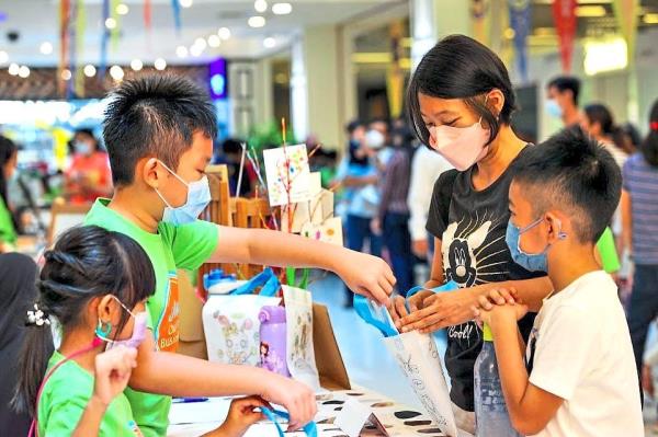 During the past years’ fairs, products such as handmade origami jewellery, a customised service to mail physical cards to loved ones, financial literacy advice, and toys for children, have been featured.