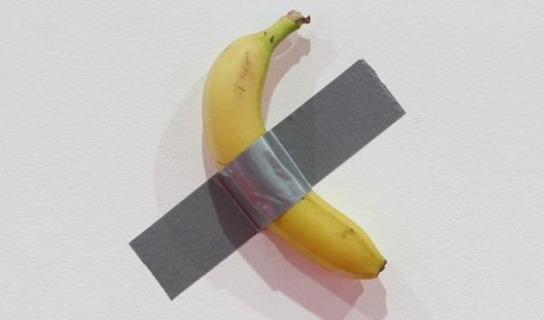 饥饿的艺术学生在韩国博物馆吃标志性的香蕉艺术品