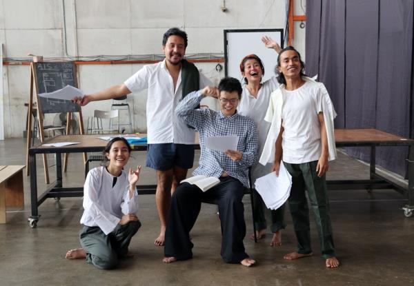 ‘Mixtape For Maz’ is a memory play directed by Tung Jit Yang (centre). Presented by Perempuan Productions and KongsiKL, the cast comprises (from left): Mia Sabrina Mahadir (Rokiah), Faiq Syazwan Kuhiri (Edi), Farah Rani (Maz) and Nabil Zakaria (Hisham). Photo: The Star/Art Chen 
