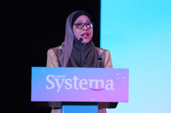 Dr Noormi says there is a need to teach Malaysians a<em></em>bout self oral health care before and after brushing their teeth, like checking for bleeding gums, food debris or swelling. — Photos: Systema