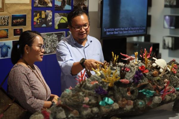 Nai Vo<em></em>ngsuthep Wong Sowat (right) showing a visitor his coral reef sculptures that are produced using shell and stone co<em></em>ntaining calcium carbo<em></em>nate to resemble real coral reefs in the ocean at the exhibition. Photo: Bernama