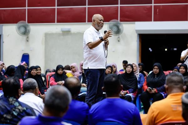 Kemaman by-election: Rain fails to hamper BN candidate’s campaign