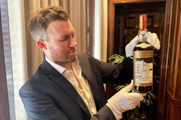 世界上最昂贵的一瓶威士忌在伦敦拍卖会上被打破