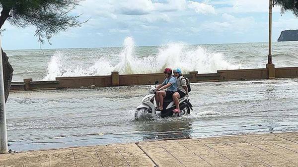 华欣和Cha-Am海滨地区由于强烈的寒风和大浪而遭受严重破坏